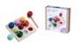 "montessori by Eichhorn", farbige Kugeln auf einem Holzbrett, Verpackung mit ähnlichem Spielzeug und einem Holzhammer.