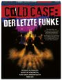 COLD CASE: DER LETZTE FUNKE. Vier Personen sitzen um ein Lagerfeuer im Wald. Ein nächtlicher Himmel ist im Hintergrund.