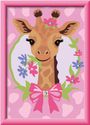 Illustration: Eine lächelnde Giraffe, umgeben von bunten Blumen und rosa Schleife, auf rosa Hintergrund mit Punkten.