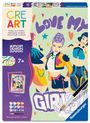 "LOVE MY GIRLS" in bunten, verspielten Buchstaben. Drei stilisierte Figuren in poppigen Farben, Herz- und Sternmotive.