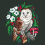 Eine Eule sitzt inmitten von weißen Blumen, roten Beeren und Pilzen, umgeben von grünen Blättern. Eine Illustration.