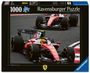 "Ravensburger Puzzle 1000: Zwei rot-weiße Formel 1-Autos auf einer Rennstrecke. Ferrari SF-26, vorne das Ferrari-Logo."