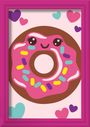 Illustration: Donut mit rosa Zuckerguss, Gesicht und bunten Streuseln, umgeben von bunten Herzen. Hellrosa Rahmen.