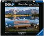 Großer Text: "Lieblingsplatzl." Puzzle mit 1000 Teilen. Landschaft mit Bank, Bergsee, und Alpen im Hintergrund.