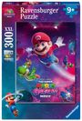 Ravensburger Puzzle 300 XXL, ab 9+, Mario in buntem Weltraum, fliegend mit Yoshi und Luigi; "The Super Mario Galaxy Movie".