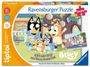 "Ravensburger Puzzle. Spiel mit Bluey und ihren Freunden!" Illustration von vier fröhlichen Hunden in einem Garten.