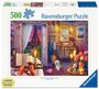 500 Ravensburger Puzzle. Ein gemütlicher Raum mit Blick auf den Eiffelturm, brennenden Kerzen und einem Tisch mit Blumen.