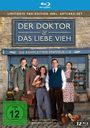 Der Doktor & das liebe Vieh, alle Staffeln 1-6. Fünf Personen in Vintage-Kleidung, eine hält ein Huhn, vor einem Laden.