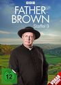 „Father Brown Staffel 9“ steht vor einem alten Geistlichen in schwarzer Kleidung mit Hut, vor grüner Landschaft.