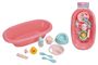 "Baby Born" Text auf Verpackung; rosafarbene Badewanne mit Spielzeugzubehör: Ente, Fläschchen, Teller, Löffel, Töpfchen.