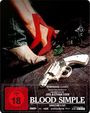 "Blood Simple", "Joel & Ethan Coen", rote Schuhe neben einem Revolver und einem Cowboystiefel auf Holzboden. Ab 18.