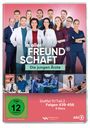 "In aller Freundschaft – Die jungen Ärzte. Staffel 11/Teil 2, Folgen 439-456, FSK ab 12 freigegeben." Zeigt Ärzte in Uniformen.
