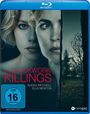 "The Clockwork Killings", Radha Mitchell, Ella Newton, FSK 16. Zwei Frauen, Wald, Haus im Hintergrund, düstere Stimmung.