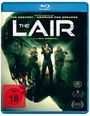"The Lair", FSK ab 18, drei bewaffnete Personen in einem dunklen Korridor mit blutigen Wänden, unheimliche Atmosphäre.