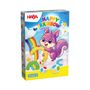 "HAPPY RAINBOW" in bunten Buchstaben. Niedliches lila Eichhörnchen mit Regenbögen und bunten Würfeln auf Wolken.
