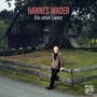 „HANNES WADER Die alten Lieder“. Ein älterer Mann lehnt an einem Holzzaun vor einem großen Baum und einer Scheune.