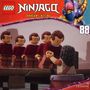 "LEGO Ninjago Dragons Rising 88." Mehrere LEGO-Figuren in roten Hemden stehen hintereinander auf einem Steg.