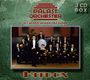 „PALAST ORCHESTER“, „MIT SEINEM SÄNGER MAX RAABE“, „HITBOX“, „3 CD BOX“. Ein Orchester in eleganter Kleidung.