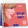 "2027 TAYLOR SWIFT 365 TAGE MIT". Illustration: Seitliches Profil einer lächelnden Frau mit rotem Lippenstift.