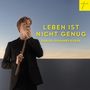 Text: "LEBEN IST NICHT GENUG. FABIAN JOHANNES EGGER." Ein Mann mit einer Querflöte vor einem Himmel im Hintergrund.