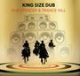 "King Size Dub", "Dub Spencer & Trance Hill" in großen Buchstaben. Cowboys auf Pferden vor riesigen Lautsprechern.
