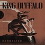 Texte: "KING BUFFALO", "DOOMSAYER". Illustration eines mechanischen Wesens auf braunem Hintergrund mit geometrischen Linien.