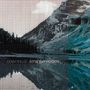 „DOWNPILOT strange horses“ steht auf einem stilisierten Bergpanorama mit Wald und Wasser, in pixelartiger Optik.