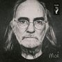 Im Bild steht "FaUSt" und "Moi". Ein älterer Mann mit Brille und Bart blickt ernst, schwarz-weiß Fotografie.