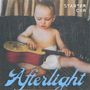 Oben rechts steht "STARTER CAR", unten "Afterlight". Ein Kleinkind spielt auf einer kleinen Gitarre.