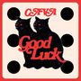 Text: "CAYA Good Luck". Zwei schwarze Katzen mit roten Augen, umrahmt von schwarzen Punkten und einem roten Rand.