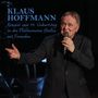 Text: "Klaus Hoffmann. Konzert zum 75. Geburtstag in der Philharmonie Berlin mit Freunden." Ein Mann hält ein Mikrofon.