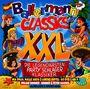 Bunte Illustration mit fröhlichen Menschen, Palmen und Getränken. Oben steht "Ballermann Classics XXL". Darunter: "Die legendärsten Party Schlager Klassiker" und Namen wie Mia Julia und DJ Ötzi.