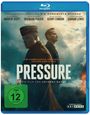 "Pressure" Blu-ray-Cover: Zwei Männer in Anzügen, Wolken und Flugzeuge im Hintergrund, FSK-12-Logo.