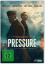 "Pressure" in weiß, darüber "Die unbekannte Geschichte hinter dem D-Day". Zwei Männer in Uniform, im Hintergrund Flammen.