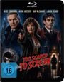 Drei Personen vor einer nächtlichen Skyline. Eine Frau zielt mit einer Pistole. Der Titel lautet "Too Scared to Scream".