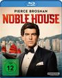 "Noble House" und "Pierce Brosnan" sind in großen Buchstaben. Darunter eine Person im Anzug vor einer Stadt und einem Boot.