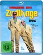 Text: "Schwarzenegger DeVito Zwillinge Twins Nur ihre Mutter kann sie auseinanderhalten. Ein Ivan Reitman Film." Zwei Männer in Anzügen vor blauem Himmel.