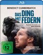 Text: "BENEDICT CUMBERBATCH, DAS DING MIT FEDERN, Nach dem Bestseller von MAX PORTER, FSK ab 12 freigegeben".  
Illustration zeigt einen Mann und einen Raben.