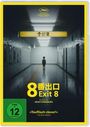 Text: "8番出口 Exit 8". Ein Kind steht allein in einem langen, leeren Flur mit weißen Fliesen.