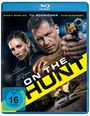 "Kein Entkommen. Kein Erbarmen. ON THE HUNT. FSK ab 16 freigegeben." Drei Personen, eine hält eine Pistole, Autos im Hintergrund.