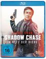 "Jackie Chan Shadow Chase Im Netz der Diebe FSK ab 16 freigegeben" Ein Mann in Lederjacke hält eine Pistole.