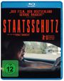 "Staatsschutz", ein Film von Faraz Shariat. Zitat: "Der Film, den Deutschland gerade braucht" (Tagesspiegel). Person schreit im Auto.