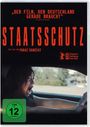 "Der Film, den Deutschland gerade braucht" - Tagesspiegel. STAATSSCHUTZ. Ein Film von Faraz Shariat. Frau schreit im Auto.