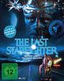 „THE LAST STARFIGHTER“ ist prominent, mit Untertitel „Sieger über tausend Sonnen“. Sci-Fi-Design mit Raumschiff und Alienkopf.