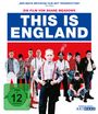 Text oben: "Der beste britische Film seit Trainspotting."
Zentral: "This Is England" in großen Buchstaben. FSK 12 Logo. 
Darunter stehen mehrere Personen in unterschiedlicher Kleidung.