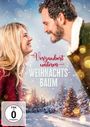 Titel: "Verzaubert unterm Weihnachtsbaum". Zwei Menschen lächeln sich an. Schneebedeckte Bäume im Hintergrund.