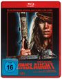 Adria Arjona "ONSLAUGHT". Ein Film von Adam Wingard. Frau mit Gewehr, gelber Brille, schaut aus Fenster.