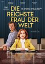 Zwei Personen sitzen an einem Tisch. Große gelbe Schrift: "DIE REICHSTE FRAU DER WELT". Blauer Vorhang im Hintergrund.