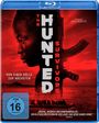 "The Hunted Survivors" in großen weißen Buchstaben, daneben das Profil eines Menschen mit einer Waffe vor rotem Hintergrund.
