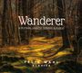 "Wanderer", Komponisten: Schumann, Janáček, Debussy, Schubert. Felix Wahl Klavier. Waldweg im Herbst mit Sonnenlicht.